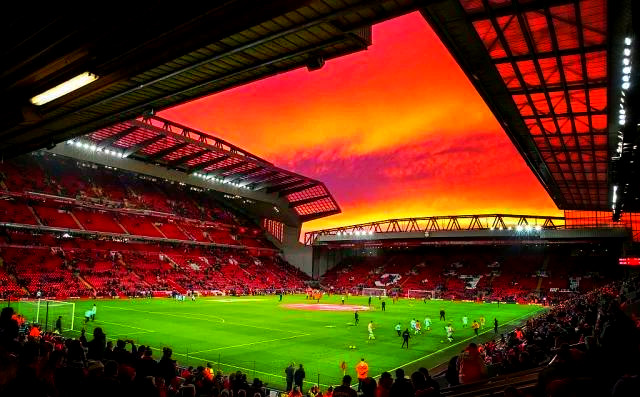 眼眶被塞尔塔球员打出血，结果收到黄牌（被塞尔塔球员打到眼眶出血，反而还吃到黄牌）