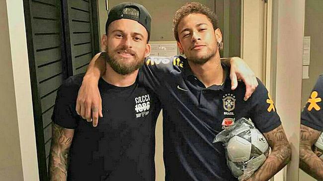 皮克福德：想参加摩托车越野赛；为英格兰举起奖杯是头等大事（皮克福德憧憬参加摩托越野赛，但为英格兰捧杯仍是首要目标）