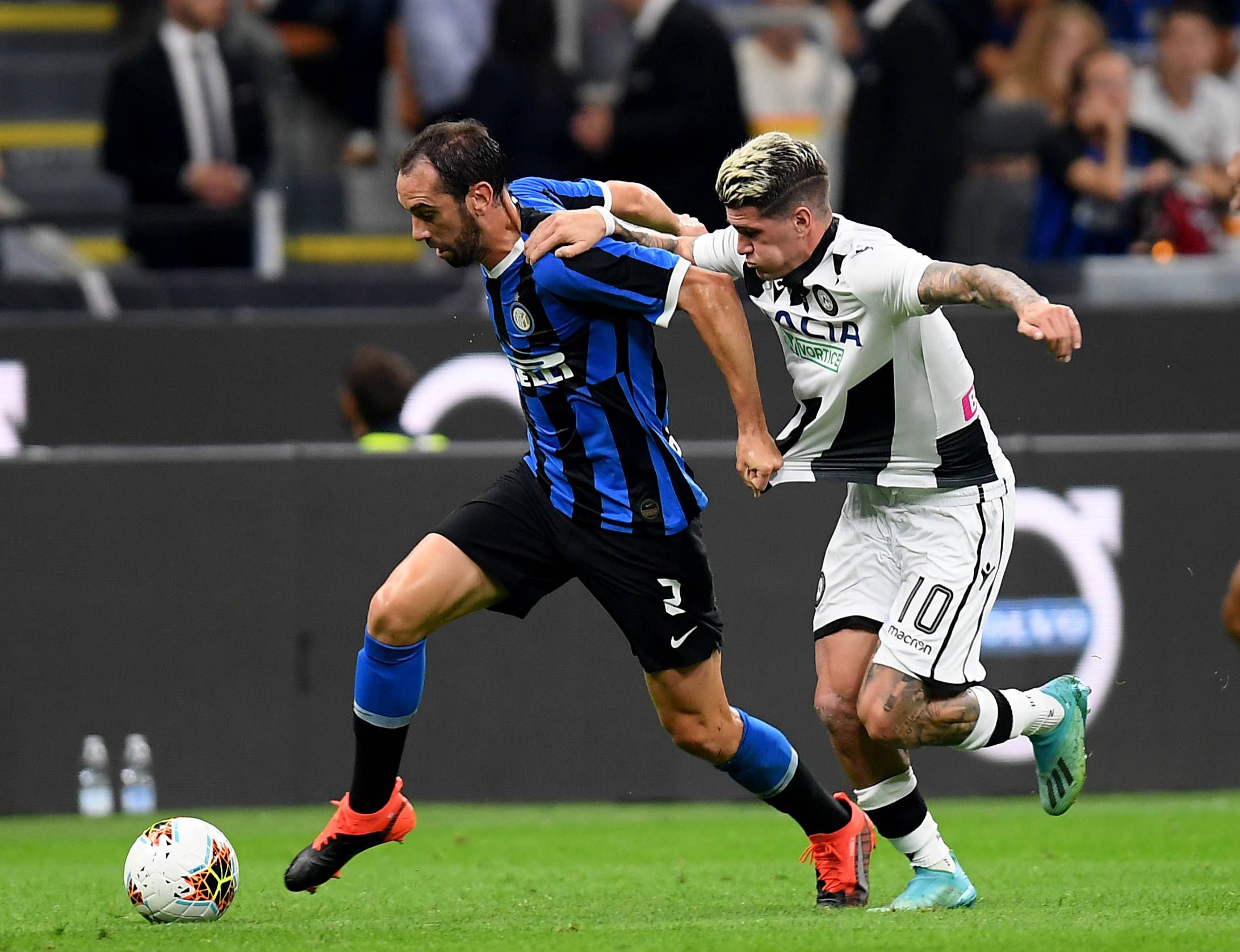 欧协联半场：乌切闪击破门，西塞疑似逃点，水晶宫1-0古比斯（欧协联半场战报：乌切闪击先拔头筹，西塞疑似逃点，水晶宫暂1-0领先古比斯）