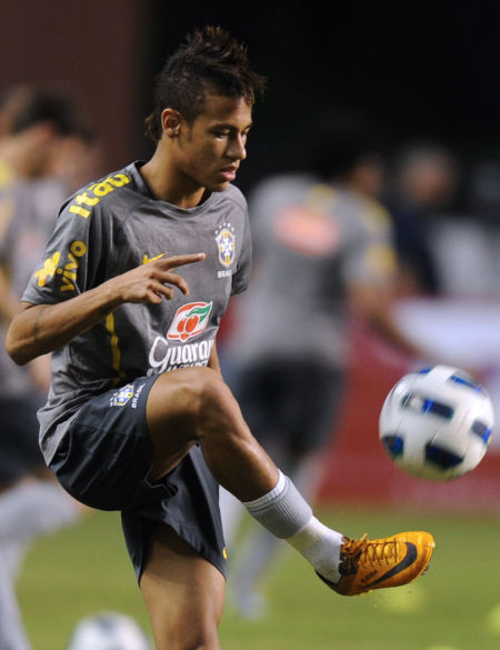 皇马圣马梅斯遭遇生死战！姆巴佩、维尼修斯联袂出战，阿隆索执教生涯首次危机（皇马客战圣马梅斯迎生死考！姆巴佩联手维尼修斯，阿隆索陷入执教生涯首危机）