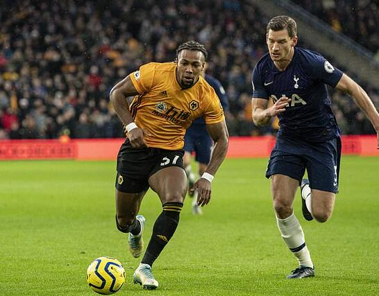 意大利赛车手罗西回忆马拉多纳：我曾单膝跪地亲吻他的左脚（意大利车手罗西忆马拉多纳：曾单膝跪地吻过他的左脚）