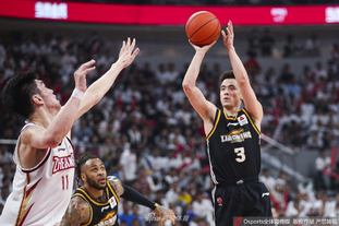 阿森纳主场遭维拉逆转，失去三分，表现不佳，球迷失望。（阿森纳主场被维拉翻盘，三分尽失，低迷表现令球迷沮丧）