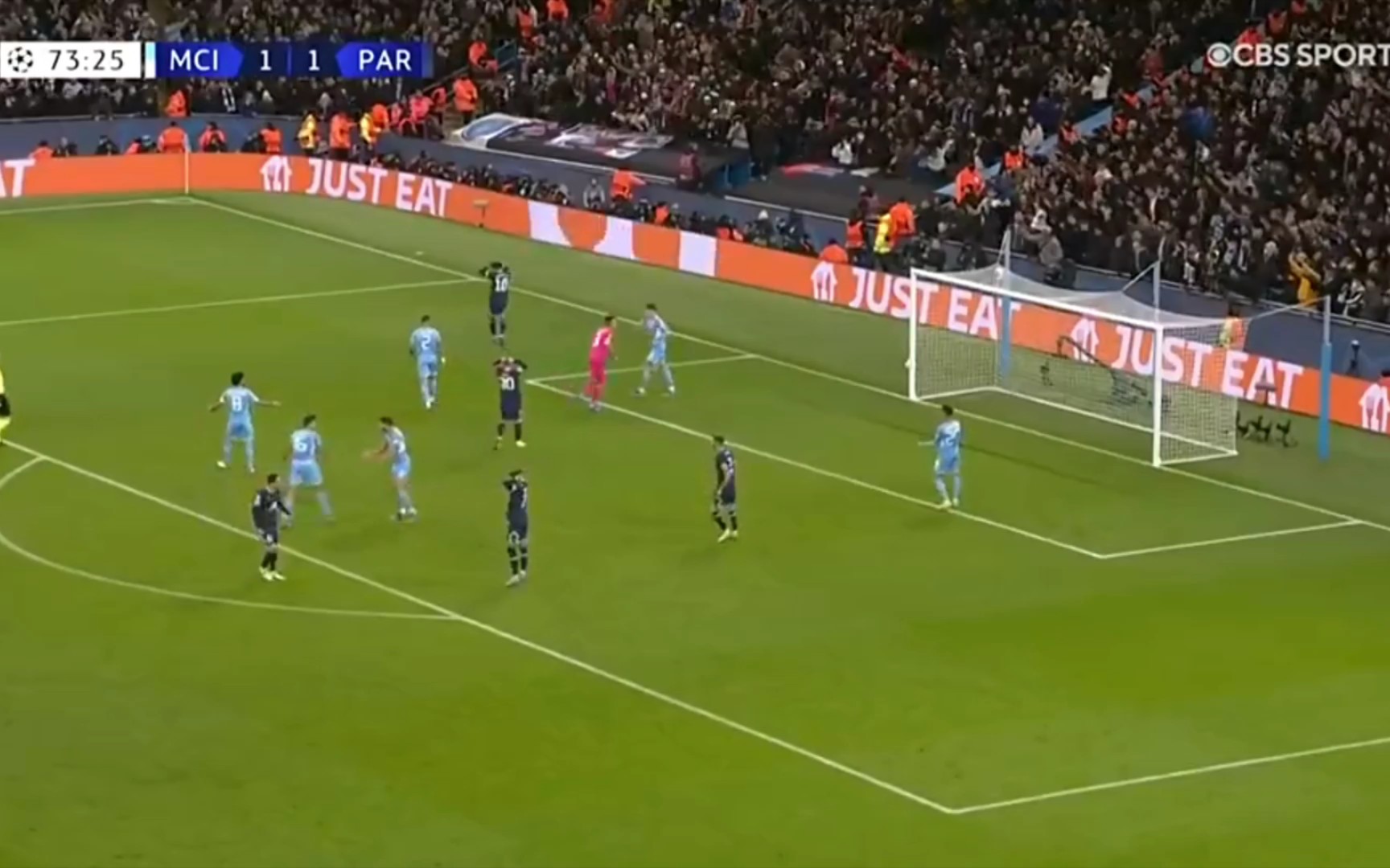 欧联比赛中一球员嘲讽对手鼻子形状，多名队友上前打抱不平（欧联赛场突发口角 球员讥讽对手鼻型 多名队友上前力挺）