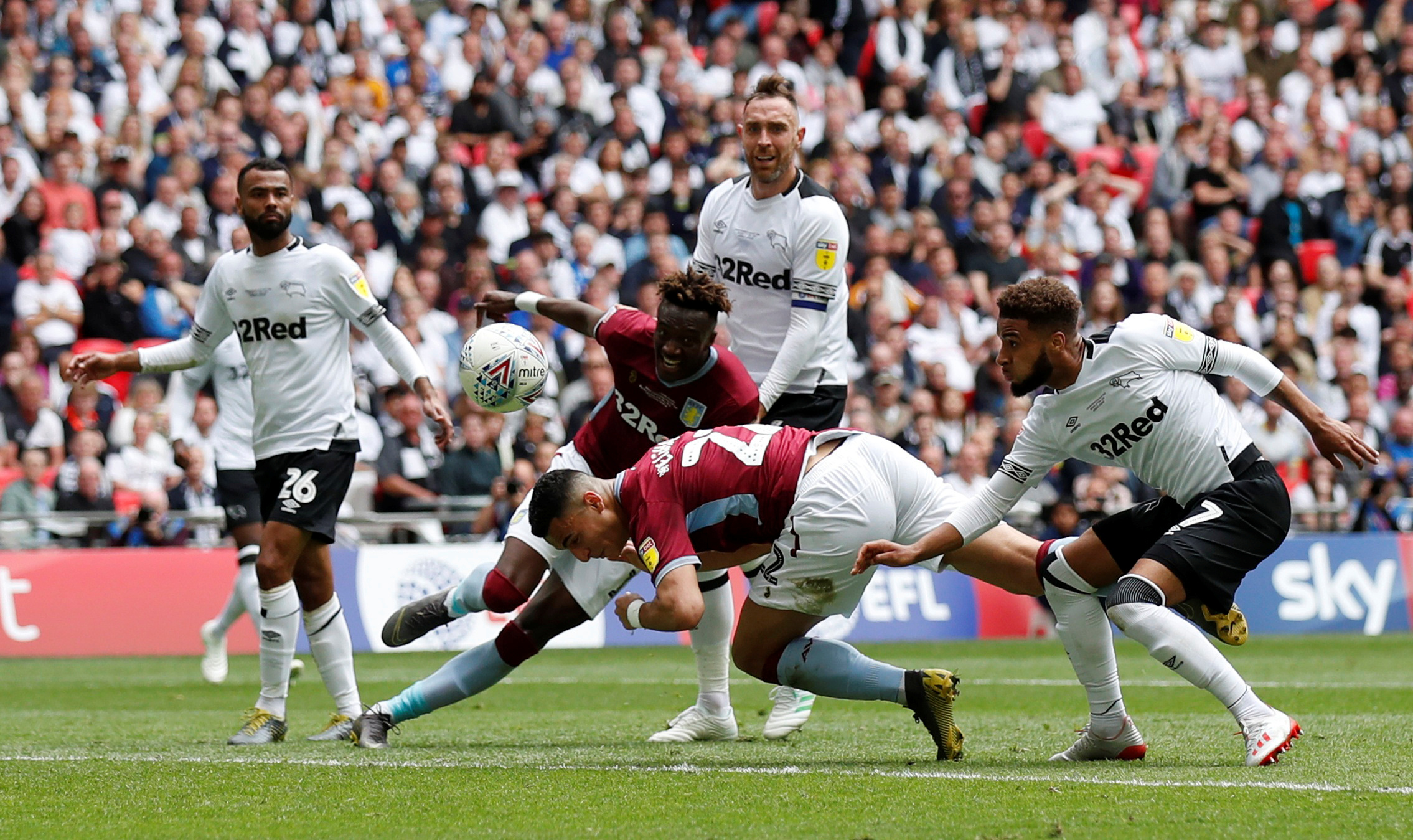 澳超半场：皮埃利亚斯染红，十人阿德莱德联暂2-1墨尔本城（澳超半场战报：皮埃利亚斯被罚下，少一人的阿德莱德联暂2-1领先墨尔本城）