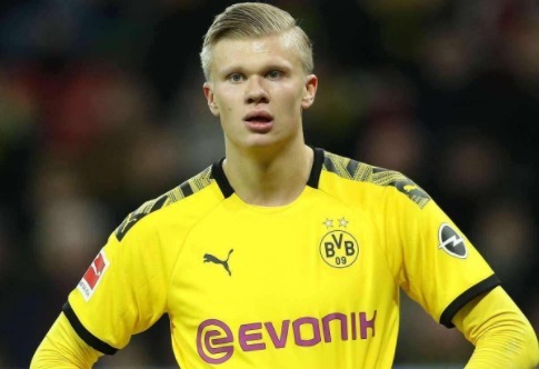 卡利亚里高空压制罗马防线屡失误，科内孤掌难鸣（卡利亚里空袭奏效，罗马后防频失误，科内难以回天）