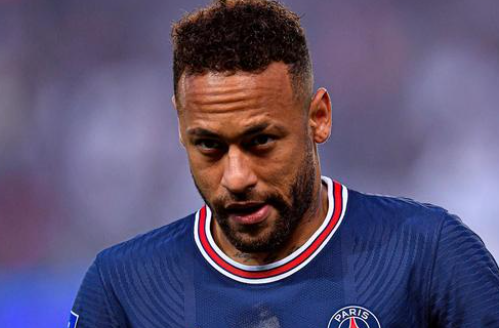 巴甲弗鲁米嫩塞主场采用狗狗球童，鼓励球迷去领养宠物（巴甲弗鲁米嫩塞主场启用萌犬球童，号召球迷领养宠物）